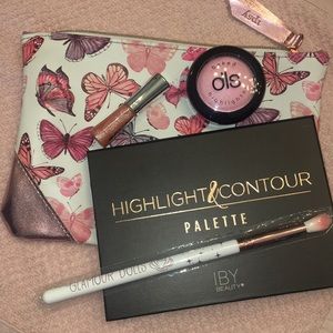 Makeup - Contour palette and brush bundle Makeup - Contour palette and brush bundle
